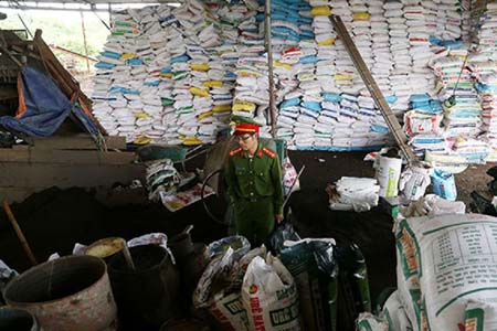 Hàng trăm tấn phân bón của DNTN Yên Tâm bị cơ quan chức năng thu giữ. Ảnh Báo Lâm Đồng