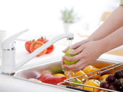Ngâm rau quả trong giấm ăn hoặc chanh rồi rửa sạch
