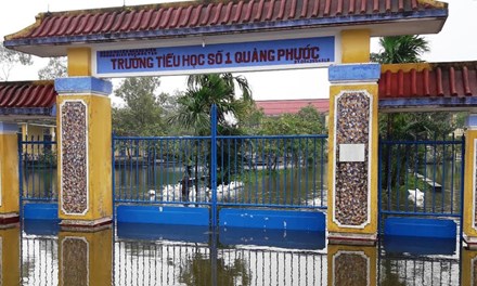 Trường học bị ngập, nhiều trường học tại Huế cho học sinh nghỉ học từ hai hôm nay.