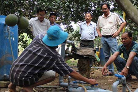 Người nông dân vận hành hệ thống tưới. Ảnh: Sở KH&CN tỉnh Bình Dương.