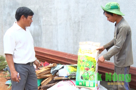 Một số bao phân bón được người dân giữ lại làm cơ sở để các cơ quan chức năng kiểm tra xác định nguyên nhân