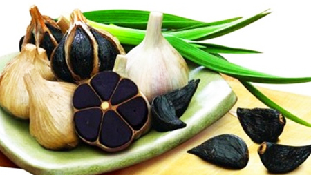 Tỏi đen (Black garlic) là tỏi tươi (tỏi trắng bình thường) được lên men từ men vi sinh.